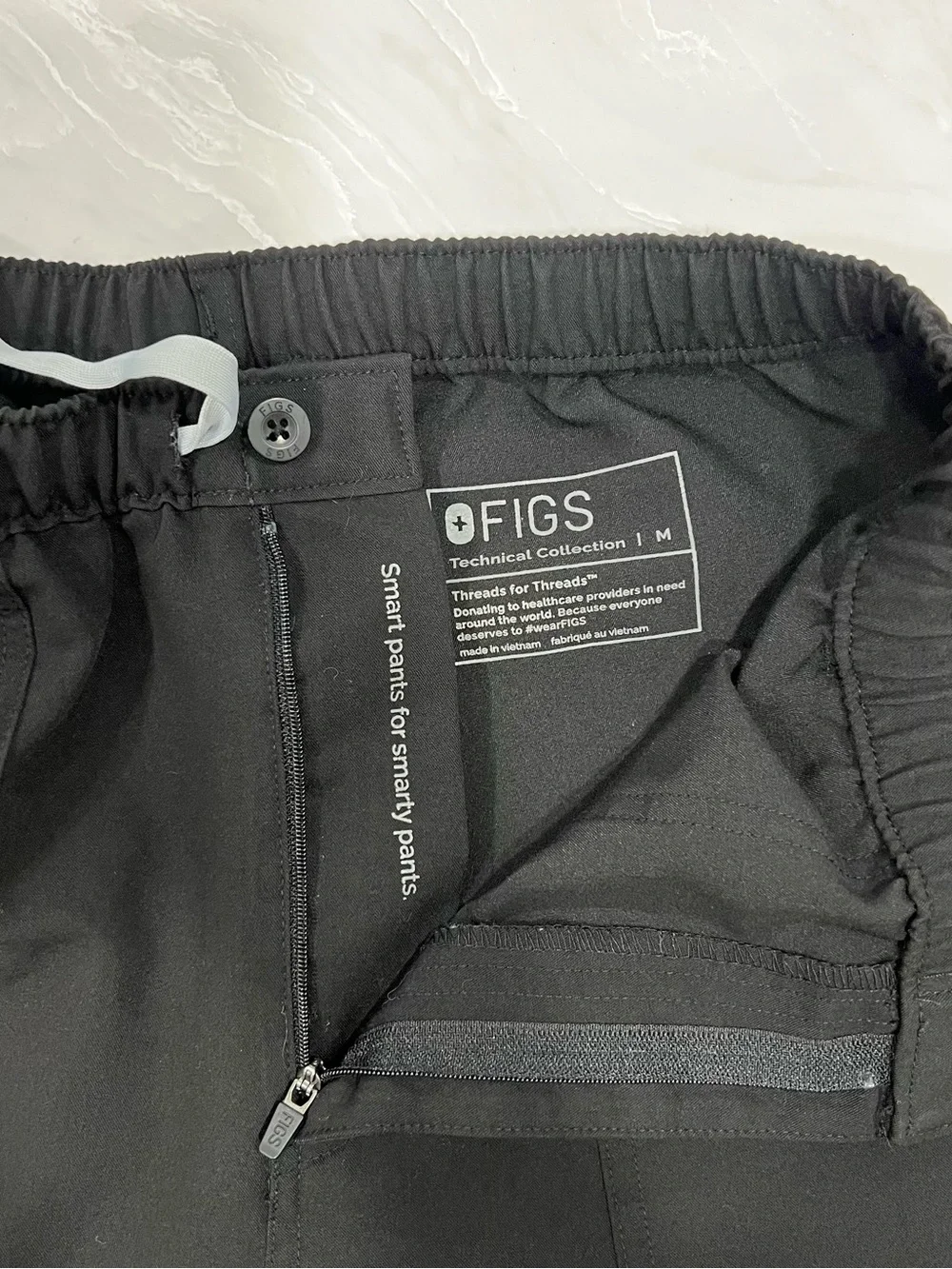 FIGS Cairo Cargo Black Scrub Pants Men’s Size M Zipper Fly Button Nine Pockets
